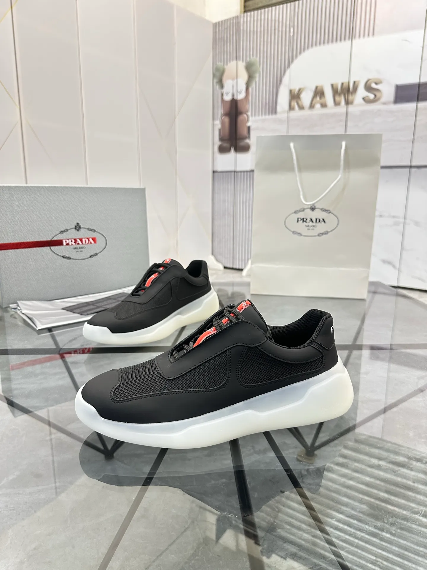 Men's shoes: 💰P660¥ High-end top quality Product trademark: Prada *"Prada*" low-top casual shoes Regular size: 38-45 (can be customized to 46) Product materials: Upper imported silk cowhide spliced ​​with original fabric, breathable lining, original outsole. No.: 001